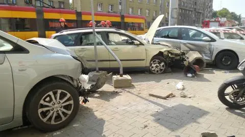 Zderzenie na Wolskiej. Auta uszkodziły sygnalizację i pojazdy na chodniku