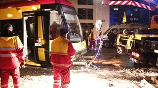 Uszkodzone części tramwaju zostały odcięte