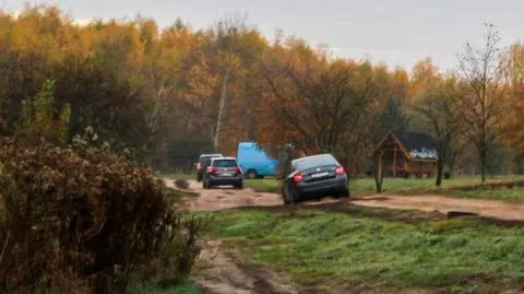 Jadą skrótem przez park, zapory omijają łąką. "Pomaga" nawigacja