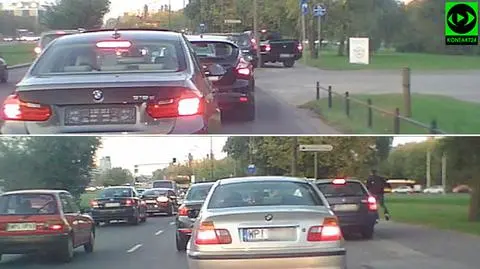 Po chodniku, obok rolkarza. Omijają korki na Mokotowie