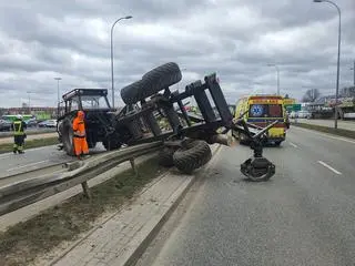 Ciągnik wjechał w barierki na drodze krajowej numer 61