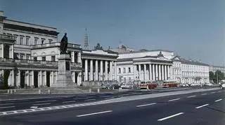 Widok na Pałac Komisji Rządowej Przychodów i Skarbu oraz pomnik Feliksa Dzierżyńskiego, 1969 rok