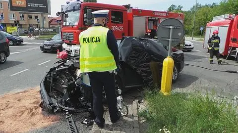 "Odłamki i rozlane płyny na jezdni" po zderzeniu w alei Wilanowskiej