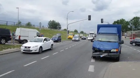 Dostawczy ford wjechał w lexusa. Jedna osoba ranna