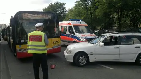 Zamiast na miejsce parkingowe, wjechał w autobus