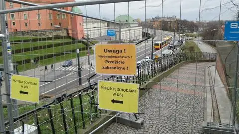 "Nieznani sprawcy niszczą nawierzchnię". Urzędnicy wygrodzili ubytki w bruku