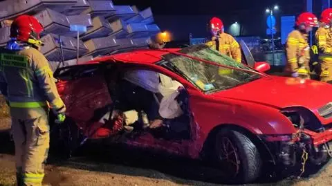 Tragiczny wypadek pod Żyrardowem. Nie żyje pasażer, kierowca ranny