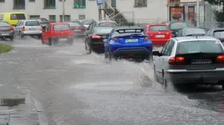 Zalana jezdnia przy moście Poniatowskiego