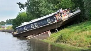 Barka została kilka lat temu porzucona w Porcie Czerniakowskim