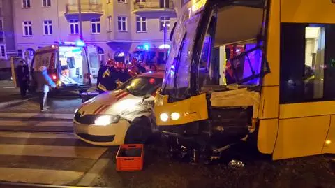 Zderzenie tramwaju z taksówką. Kierowca poważnie ranny