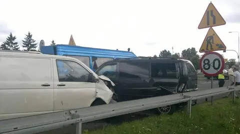 Trzy busy i jedna ciężarówka  Wypadek zatkał "siódemkę"