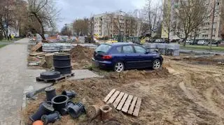 Samochód stojący pośrodku trwających prac