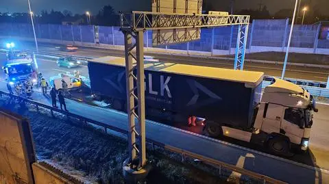Zderzenie dwóch samochodów osobowych i ciężarówki na S8