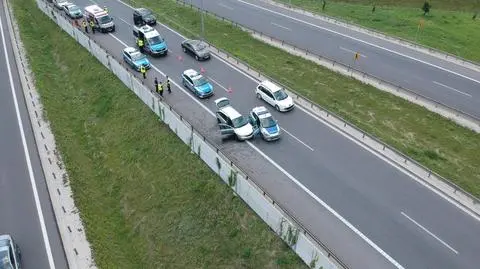 Niebezpieczna jazda i pościg za 66-letnim kierowcą. Padły strzały, poszkodowany policjant