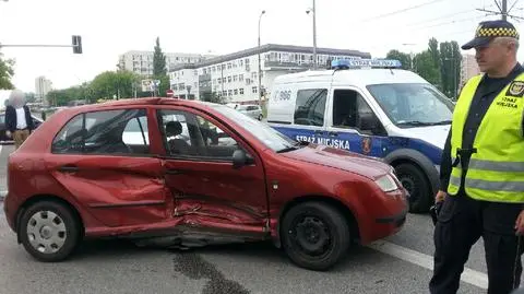 Skoda dachowała po zderzeniu z renault. Ranna kobieta