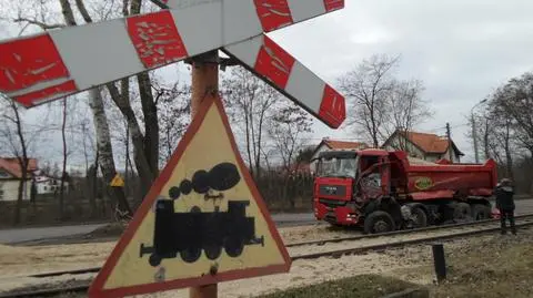 Ciężarówka z piaskiem wjechała w pociąg z węglem