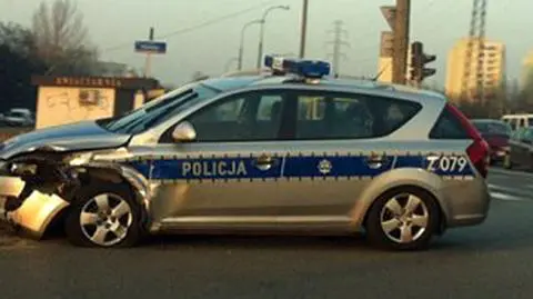 Wjechała na czerwonym. Trafiła w radiowóz