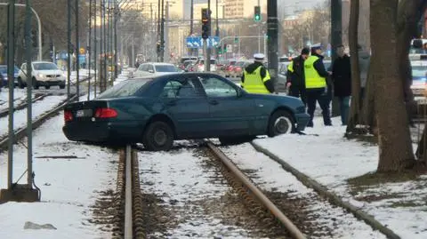 Puławska: mercedes na torach