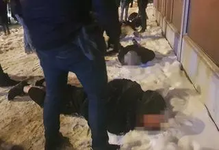 Policjanci z zatrzymanymi osobami