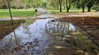 Woda z pękniętej rury wleciała do parku Szustrów i parku Promenada