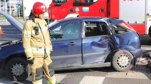 Kolizja czterech aut w Wesołej. Jedno z nich wpadło na latarnię