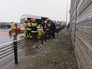 Bus zderzył się z ciężarówką na trasie S2