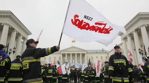 "Złodzieje!" "Jak żyć?"Mundurowi na ulicach