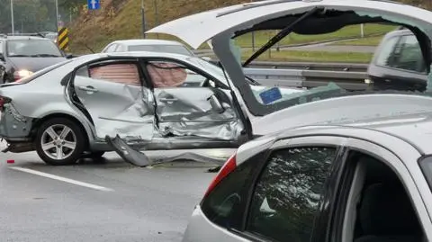 Miał kolizję, wysiadł z auta, wtedy nogi zmiażdżył mu inny samochód