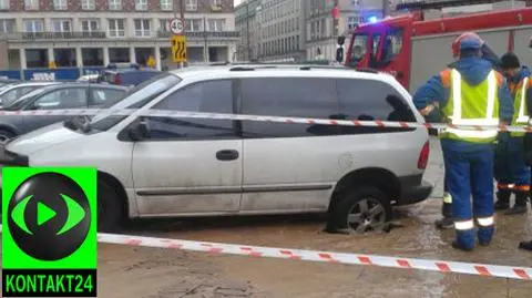 Auto utknęło. "Ziemia się lekko osunęła"