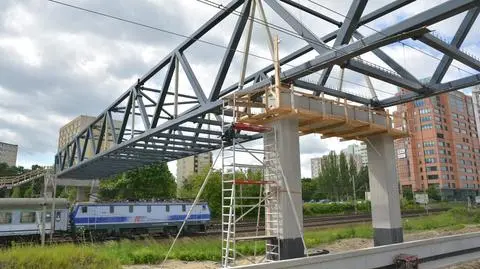 "Poruszała" się z prędkością pięciu metrów na dobę, ale już jest. Kładka przy Warszawie Głównej 