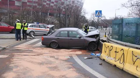 Mercedes uderzył w betonowe bariery. Prowadził pijany policjant?