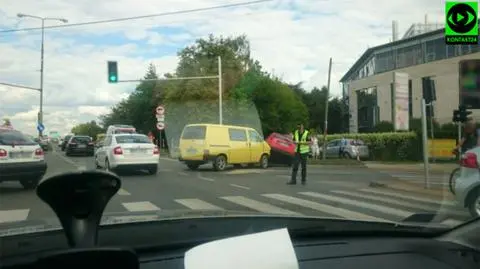 Aleje Jerozolimskie stały po zderzeniu dwóch aut