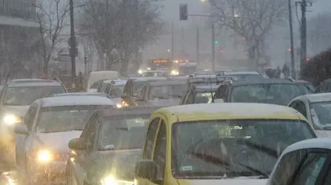 Śnieg, deszcz i korki. Zima zaskoczyła kierowców