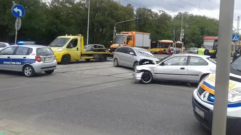 Zderzenie samochodów na torowisku. Utrudnienia dla tramwajów