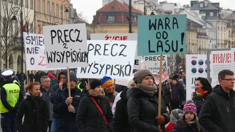 Spacer z transparentami przed Pałacem Prezydenckim. "Precz z wysypiskiem"