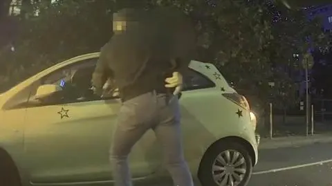Kierowca próbował uciec, policjant wybił szybę w aucie i sięgnął po broń. Nagranie 