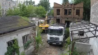 Na teren fabryki wjechał ciężki sprzęt