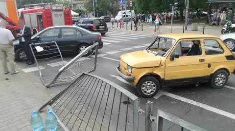 Maluch potrącił pieszego, wpadł na przystanek i zderzył się z hondą