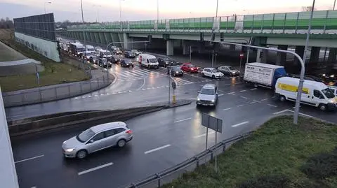 Jedni stoją w korku, inni łamią przepisy. Chaos na węźle POW z Puławską