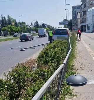 Samochód uderzył w latarnię na ulicy Wiertniczej