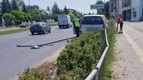 Uderzył autem w latarnię, ta runęła na ulicę