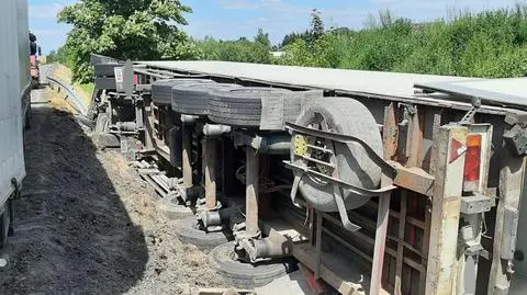 Tir wpadł do rowu na S7. Rozładunek trwał wiele godzin