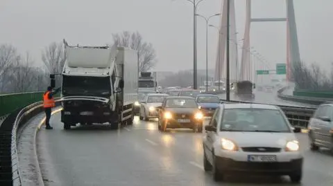 Zepsuta ciężarówka zakorkowała Trasę Siekierkowską