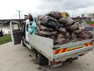 Sprzątanie Bulwarów Wiślanych po piątkowej nocy