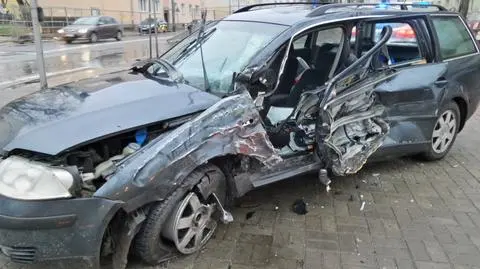 Zderzenie autobusu z autem w Ursusie. Jedna osoba ranna