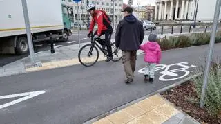 Aby dojść na przystanek, piesi muszą dwukrotnie przecinać drogę rowerową