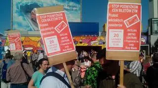 Protest przed stacją metra Centrum