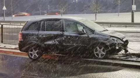 Trudne warunki na drogach. Dwie kolizje na S8, auto na barierkach w alei Stanów Zjednoczonych 