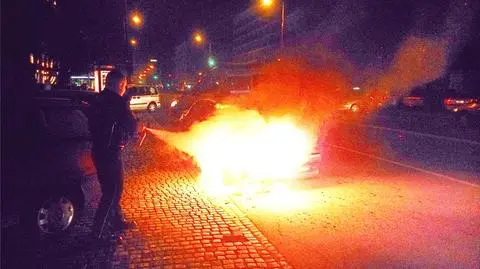 Auto stanęło w płomieniach. Strażnicy jak strażacy