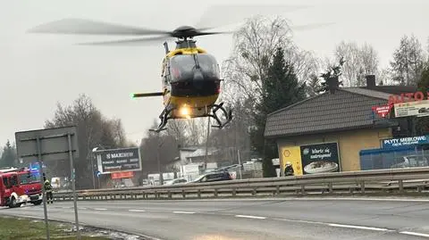 Kierowca zasłabł. Śmigłowiec ratunkowy lądował na ruchliwej ulicy